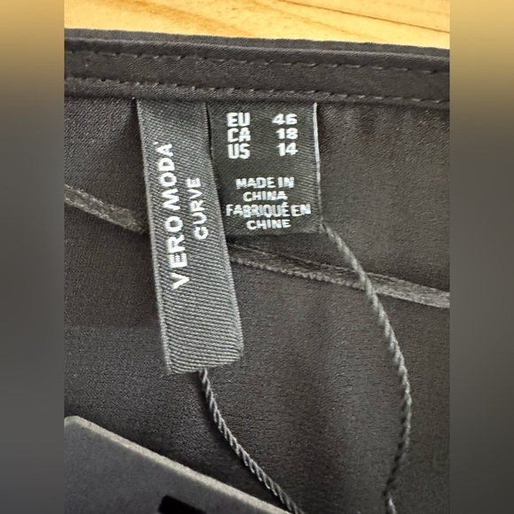 NWT Vero Moda Curve Mary Satin Draped Deep Neck Line Wrap Collarless Blouse - Picture 7 of 10